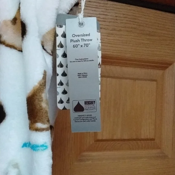 Oversized Plush Throw Blanket - White and Brown - Picture 4 of 6